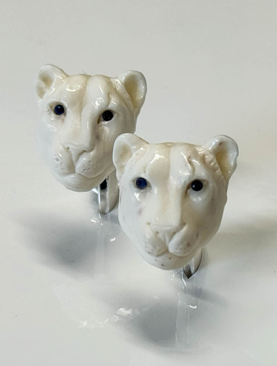 アクセサリー lion0706-32000 Hand Carved Bone Lion Cufflinks with Sapphire Eyes | Spivey - Harpers
